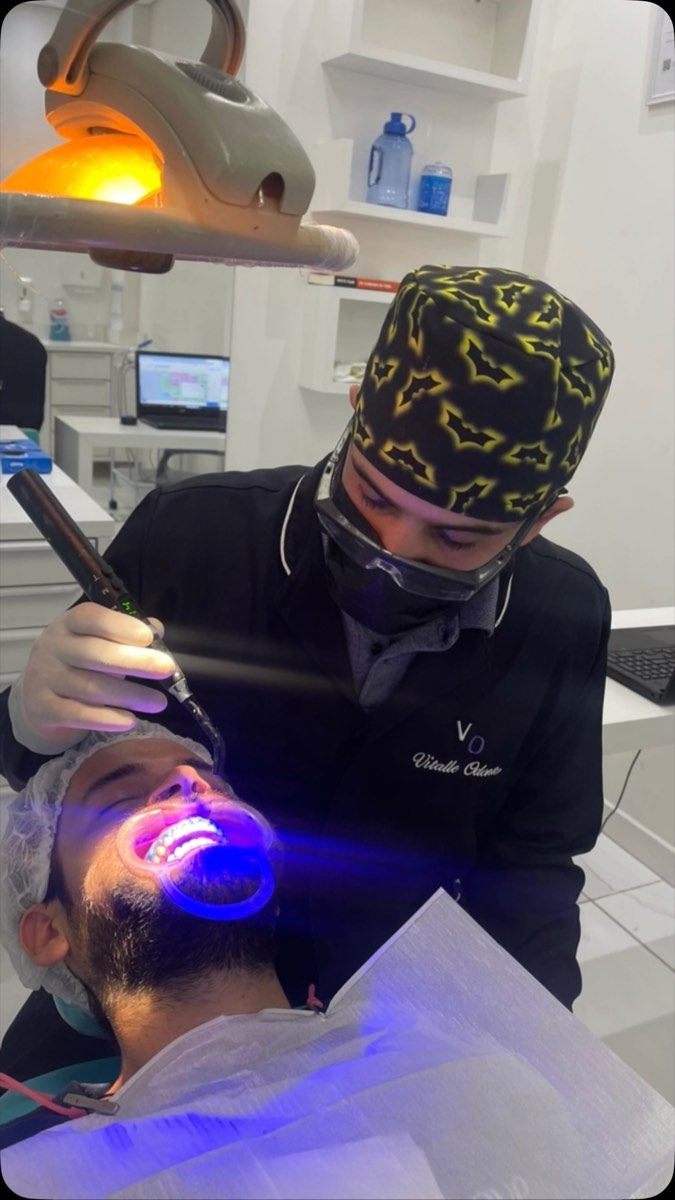 Dentista da Vitalle Odonto em atendimento real no consultório